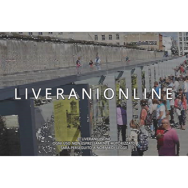 (110810) -- BERLIN, August 10, 2011 () -- Tourist visit an exhibition about city\'s histroy beside remains of the Berlin Wall, central of Berlin, capital of Germany on August 8, 2011. Berlin is marking the 50th anniversary of the Berlin Wall, which started building on August 13, 1961. (/Ma Ning)