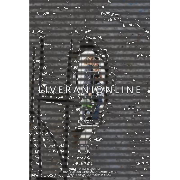 (110810) -- BERLIN, August 10, 2011 () -- Two women pass the remains of the Berlin Wall, central of Berlin, capital of Germany on August 8, 2011. Berlin is marking the 50th anniversary of the Berlin Wall, which started building on August 13, 1961. (/Ma Ning)