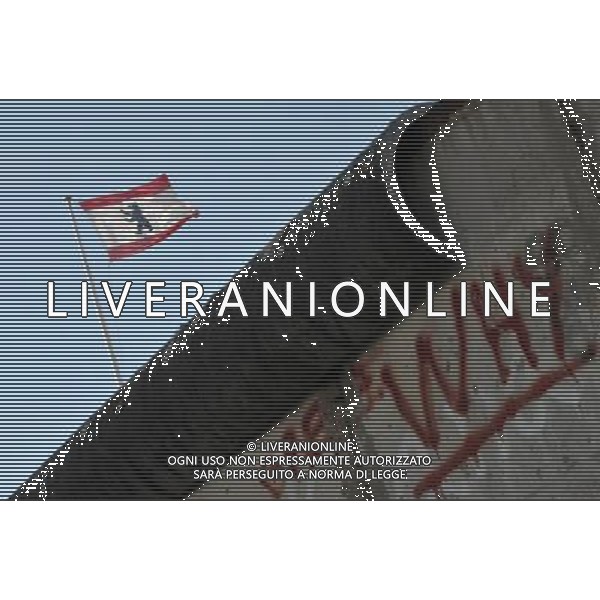 (110810) -- BERLIN, August 10, 2011 () -- Berlin city\'s flag is seen behind the remains of the Berlin Wall, central of Berlin, capital of Germany on August 8, 2011. Berlin is marking the 50th anniversary of the Berlin Wall, which started building on August 13, 1961. (/Ma Ning)