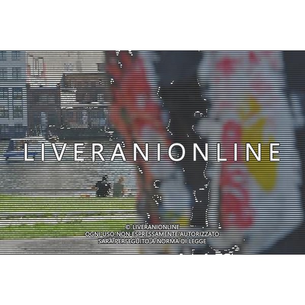 (110810) -- BERLIN, August 10, 2011 () -- Youth couple sit by Spree river along East Side Gallery, the largest remaining part of the former Berlin Wall in Berlin, capital of Germany on August 6, 2011. Berlin is marking the 50th anniversary of the Berlin Wall, which started building on August 13, 1961. (/Ma Ning)