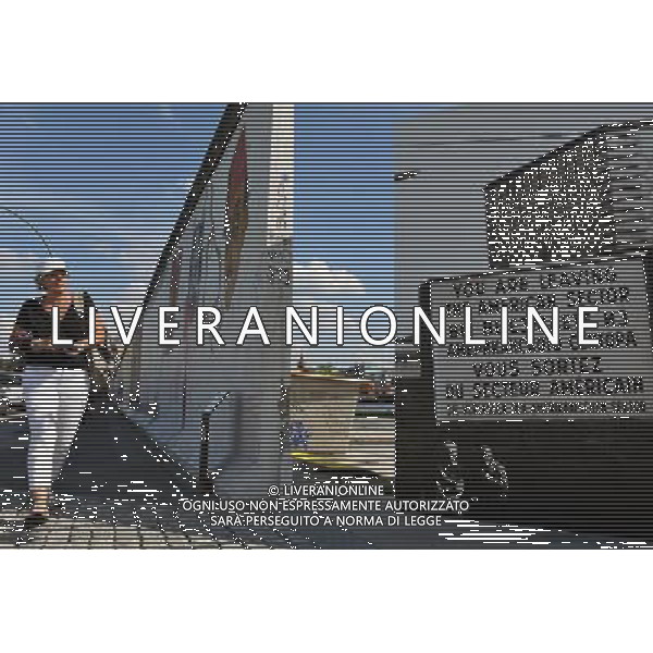 (110810) -- BERLIN, August 10, 2011 () -- A tourist walks along East Side Gallery, the largest remaining part of the former Berlin Wall in Berlin, capital of Germany on August 6, 2011. Berlin is marking the 50th anniversary of the Berlin Wall, which started building on August 13, 1961. (/Ma Ning)