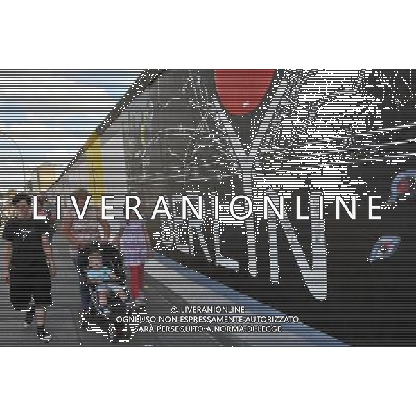 (110810) -- BERLIN, August 10, 2011 () -- Tourists walk along East Side Gallery, the largest remaining part of the former Berlin Wall in Berlin, capital of Germany on August 6, 2011. Berlin is marking the 50th anniversary of the Berlin Wall, which started building on August 13, 1961. (/Ma Ning)
