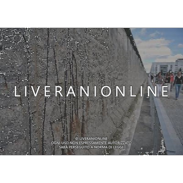 (110810) -- BERLIN, August 10, 2011 () -- Tourists walk along the remains of the Berlin Wall at a memorial site, central of Berlin, capital of Germany on August 8, 2011. Berlin is marking the 50th anniversary of the Berlin Wall, which started building on August 13, 1961. (/Ma Ning)