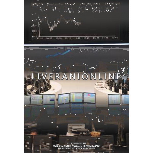 (110810) --FRANKFURT, Aug. 10, 2011 () -- Traders work at the Frankfurt Stock Exchange in Frankfurt, Germany, on Aug. 10, 2011. The benchmark DAX index of the Frankfurt Stock Exchange plummeted 303.66 points, or 5.13 percent to 5,613.42. (/Ma Ning)