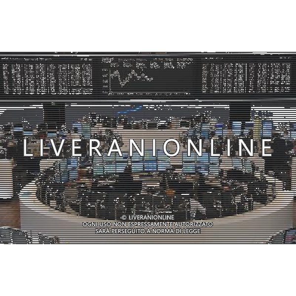 (110810) --FRANKFURT, Aug. 10, 2011 () -- Traders work at the Frankfurt Stock Exchange in Frankfurt, Germany, on Aug. 10, 2011. The benchmark DAX index of the Frankfurt Stock Exchange plummeted 303.66 points, or 5.13 percent to 5,613.42. (/Ma Ning)