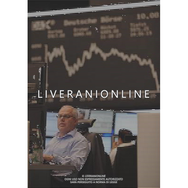 (110810) --FRANKFURT, Aug. 10, 2011 () -- A trader works at the Frankfurt Stock Exchange in Frankfurt, Germany, on Aug. 10, 2011. The benchmark DAX index of the Frankfurt Stock Exchange plummeted 303.66 points, or 5.13 percent to 5,613.42. (/Ma Ning)