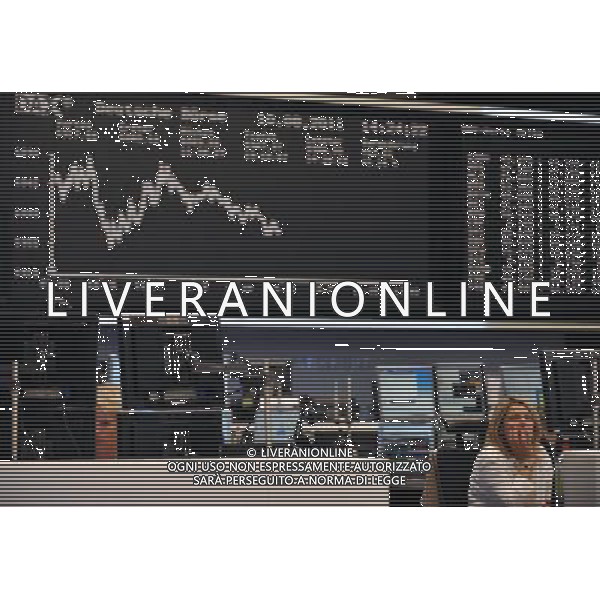 (110810) --FRANKFURT, Aug. 10, 2011 () -- A trader works at the Frankfurt Stock Exchange in Frankfurt, Germany, on Aug. 10, 2011. The benchmark DAX index of the Frankfurt Stock Exchange plummeted 303.66 points, or 5.13 percent to 5,613.42. (/Ma Ning)