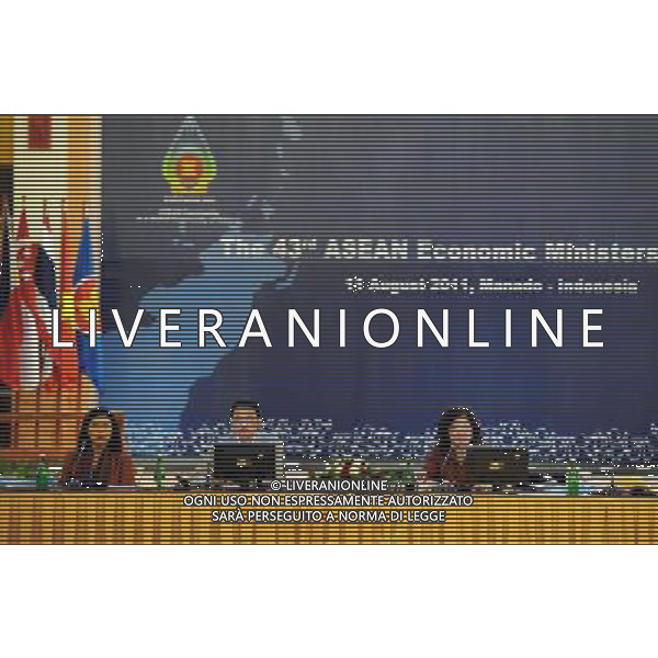 (110811) -- MANADO, Aug. 11, 2011 () -- Mari Elka Pangestu (1st R), Indonesia\'s trade minister and the meeting chairperson, speaks during the ASEAN (Association of Southeast Asian Nations) Economic Ministers Plenary Meeting in Manado, Indonesia, Aug. 11, 2011. The close-door meeting, attended by ministers in charge of economic, commerce, trade and investment in ASEAN Member States and the ASEAN Secretary-General Surin Pitsuwan, focused on four main points for both ASEAN internal and external relations, namely trade in goods, trade in services, investment and economic cooperation. (/Jiang Fan) (zf)