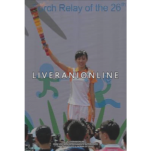 (110811) SHENZHEN, Aug. 11, 2011 () The last torchbearer Cai Mingming, a student of Shenzhen University and the delegate for the internet torch relay, displays the torch during the torch relay for the 26th Summer Universiade in Shenzhen, a city of south China\'s Guangdong Province, Aug. 11, 2011. (/Liu Dawei)(wll)