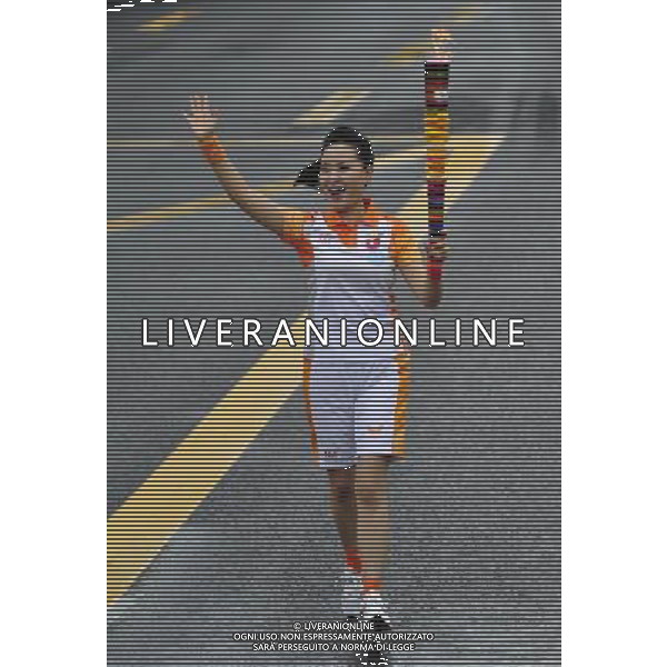 (110811) SHENZHEN, Aug. 11, 2011 () Torchbearer Lei Jia relays the torch during the torch relay for 26th Summer Universiade in Shenzhen, a city of south China\'s Guangdong Province, Aug. 11, 2011. (/Liang Xu)(wll)