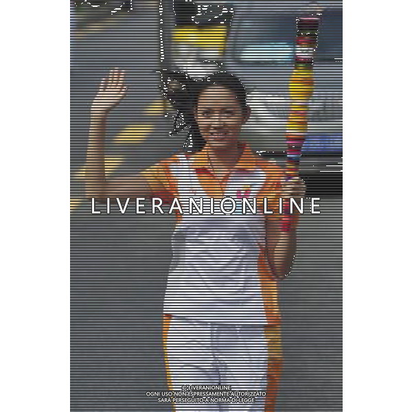 (110811) SHENZHEN, Aug. 11, 2011 () Torchbearer Zhang Zilin relays the torch during the torch relay for 26th Summer Universiade in Shenzhen, a city of south China\'s Guangdong Province, Aug. 11, 2011. (/Liang Xu)(wll)