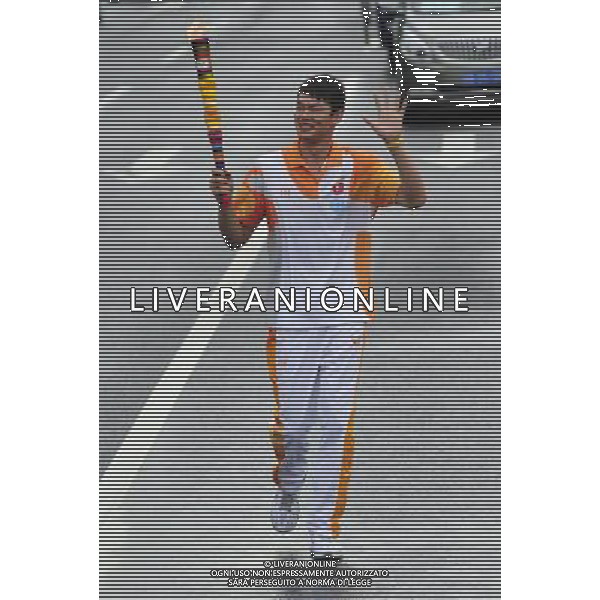 (110811) SHENZHEN, Aug. 11, 2011 () Torchbearer Zhu Fangyu relays the torch during the torch relay for the 26th Summer Universiade in Shenzhen, a city of south China\'s Guangdong Province, Aug. 11, 2011. (/Liang Xu)(wll)