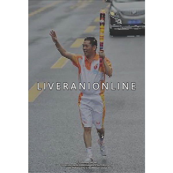 (110811) SHENZHEN, Aug. 11, 2011 Torchbearer Ding Wuhao relays the torch during the torch relay for the 26th Summer Universiade in Shenzhen, a city of south China\'s Guangdong Province, Aug. 11, 2011. (/Liang Xu)(wll)