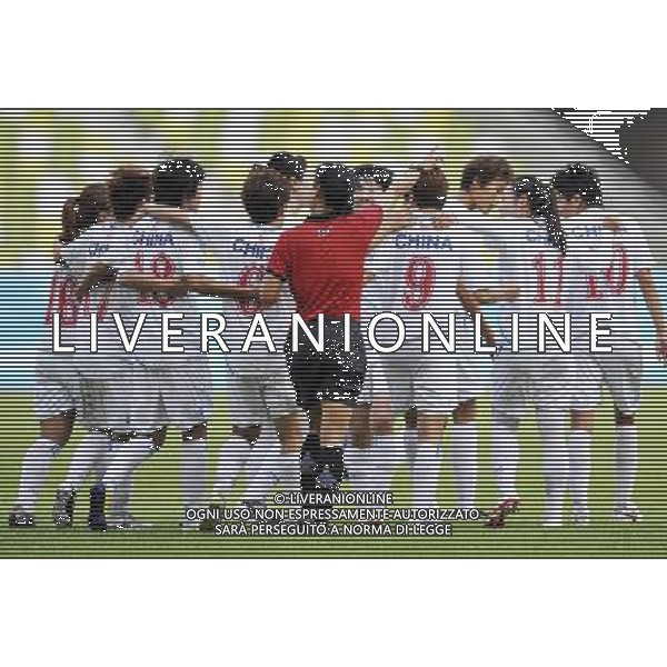 (110811) SHENZHEN, Aug. 11, 2011 Players of China celebrate for a goal during the group A preliminary match of women\'s football against Chinese Taipei at the 26th Summer Universiade in Shenzhen, a city of south China\'s Guangdong Province, Aug. 11, 2011. China won 2 0. (/Wang Haofei)(lm)