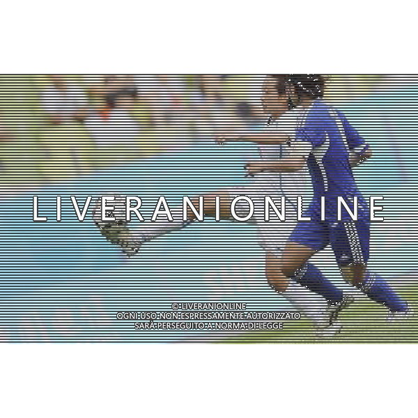 (110811) SHENZHEN, Aug. 11, 2011 Fan Tingting (L) of China competes during the group A preliminary match of women\'s football against Chinese Taipei at the 26th Summer Universiade in Shenzhen, a city of south China\'s Guangdong Province, Aug. 11, 2011. China won 2 0. (/Wang Haofei)(lm)