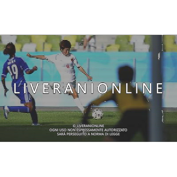 (110811) SHENZHEN, Aug. 11, 2011 Li Wen (2nd L) of China shoots during the group A preliminary match of women\'s football event against Chinese Taipei at the 26th Summer Universiade in Shenzhen, a city of south China\'s Guangdong Province, Aug. 11, 2011. China won 2 0. (/Wang Haofei)(lm)