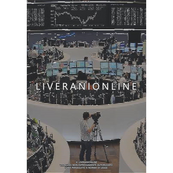 (110811) -- FRANKFURT, Aug. 11, 2011 () -- A reporter works at the Frankfurt Stock Exchange in Frankfurt, Germany, Aug. 11, 2011. German stocks closed higher Thursday at the Frankfurt Stock Exchange. The benchmark DAX index of 30 big companies, jumped 184.24 points, or 3.28 percent to 5,797.66. (/Ma Ning) (zw)