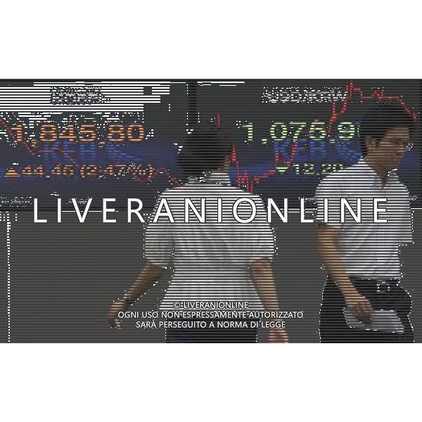 (110810) SEOUL, Aug. 10, 2011 Currency traders walk past before a screen showing the benchmark Korea Composite Stock Price Index (KOSPI) at the Korea Exchange Bank headquarters in Seoul, capital of South Korea, Aug. 10, 2011. The benchmark Korea Composite Stock Price Index (KOSPI) closed up 0.27 percent, or 4.89 points, at 1806.24. (/Park Jinhee)(yt)
