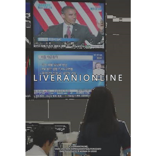 (110810) Seoul, Aug. 10, 2011 A currency trader stands in front of a television showing U.S. President Barack Obama speaking at the Korea Exchange Bank headquarters in Seoul, South Korea, Aug. 10, 2011. The benchmark Korea Composite Stock Price Index (KOSPI) closed up 0.27 percent, or 4.89 points, at 1806.24. (/Park Jinhee)(yt)