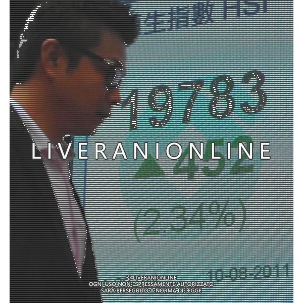 (110810) HONG KONG, Aug. 10, 2011 A pedestrian walks past an electronic panel showing the Hang Seng Index in Hong Kong, south China, Aug. 10, 2011. Hong Kong\'s Hang Seng Index rose by 452.97 points, or 2.34 percent, to end at 19,783.67 points on Wednesday. (/Liao Zida) (llp)