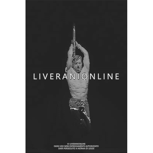 Edd Muir - Frayed Knot Circus performing at Edinburgh Fringe 2011 Showing at Pleasance as part of Vive le Cabaret