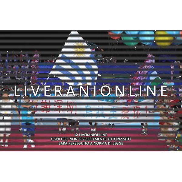 (110812) -- SHENZHEN, Aug. 12, 2011 () -- Members of Uruguay\'s delegation hold a banner of \'Thank you, Shenzhen! Uruguay loves you!\' in Chinese characters as they enter the site during the opening ceremony of the 26th Summer Universiade in Shenzhen, a city of south China\'s Guangdong Province, on Aug. 12, 2011. (/Yang Shiyao)(kh)