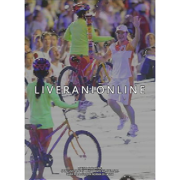 (110812) -- SHENZHEN, Aug. 12, 2011 () -- Torch bearer Cheng Fei relays the torch during the opening ceremony of the 26th Summer Universiade in Shenzhen, a city of south China\'s Guangdong Province, on Aug. 12, 2011. (/Wang Haofei)(kh)