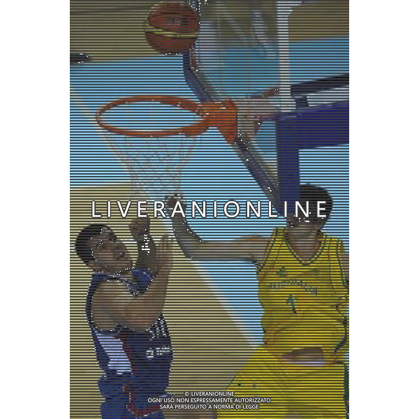 (110813) -- SHENZHEN, Aug. 13, 2011 () -- Dusko Bunic (L) of Serbia vies for the rebound ball vith Clinton Steindl of Australia during their men\'s basketball preliminary round match at the 26th Summer Universiade in Shenzhen, a city of south China\'s Guangdong Province, Aug. 13, 2011. Serbia won 72-67. (/Lin Yiguang)(bxf)