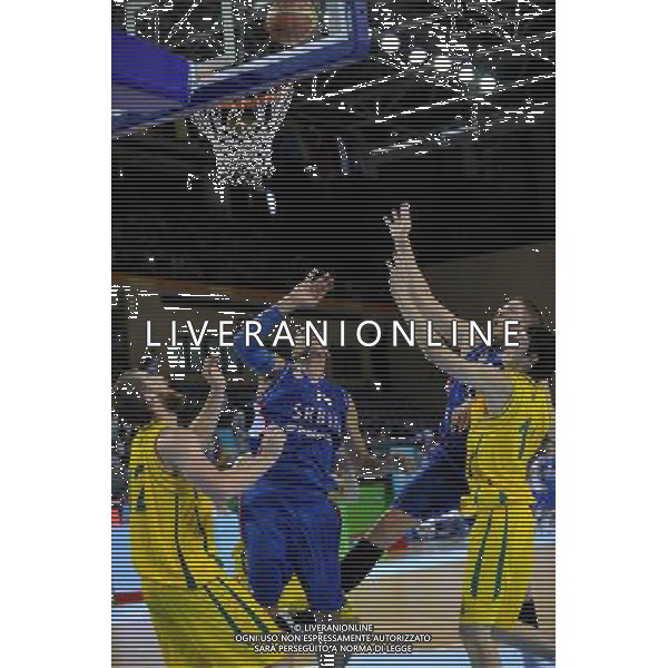 (110813) -- SHENZHEN, Aug. 13, 2011 () -- Nikola Dragovic (2nd L) of Serbia vies for the rebound ball during the men\'s basketball preliminary round match against Australia at the 26th Summer Universiade in Shenzhen, a city of south China\'s Guangdong Province, Aug. 13, 2011. Serbia won 72-67. (/Lin Yiguang)(bxf)