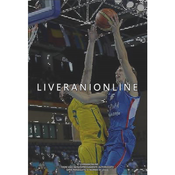 (110813) -- SHENZHEN, Aug. 13, 2011 () -- Stefan Zivanovic (R) of Serbia goes up to the basket during the men\'s basketball preliminary round match against Australia at the 26th Summer Universiade in Shenzhen, a city of south China\'s Guangdong Province, Aug. 13, 2011. Serbia won 72-67. (/Lin Yiguang)(bxf)