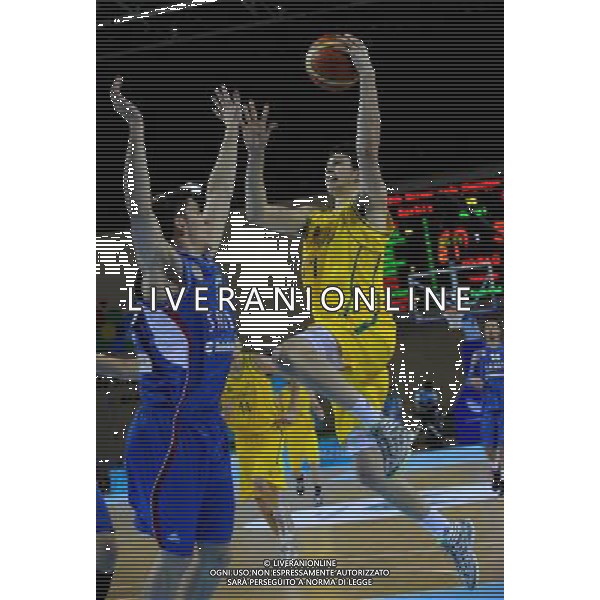 (110813) -- SHENZHEN, Aug. 13, 2011 () -- Clinton Steindl (R) of Australia goes up to the basket during the men\'s basketball preliminary round match against Serbia at the 26th Summer Universiade in Shenzhen, a city of south China\'s Guangdong Province, Aug. 13, 2011. Serbia won 72-67. (/Lin Yiguang)(bxf)