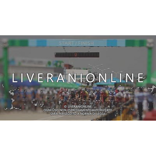 (110813) -- SHENZHEN, Aug. 13, 2011 () -- Athletes start during the men\'s 160 km cycling road race at the 26th Summer Universiade in Shenzhen, a city of south China\'s Guangdong Province, Aug. 13, 2011. (/Li Ming)