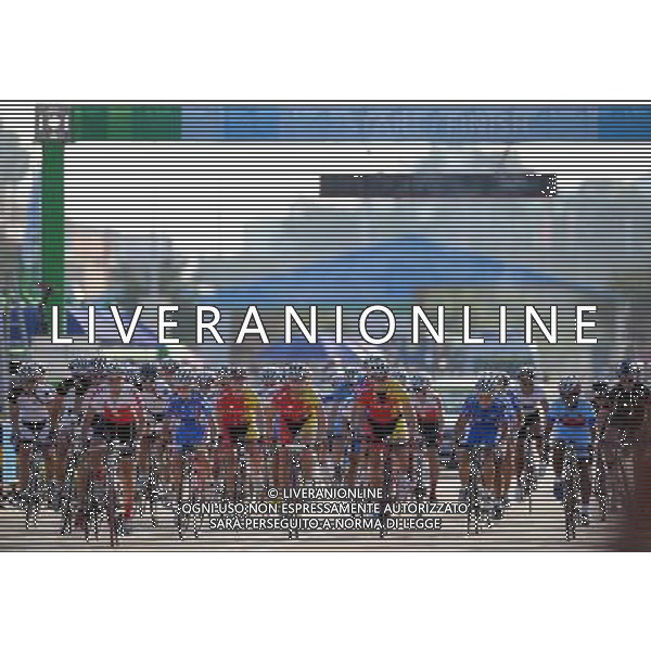 (110813) -- SHENZHEN, Aug. 13, 2011 () -- Cyclists starts off during the women\'s 120 km cycling road race at the 26th Summer Universiade in Shenzhen, a city of south China\'s Guangdong Province, Aug. 13, 2011. (/Li Ga)(kh)