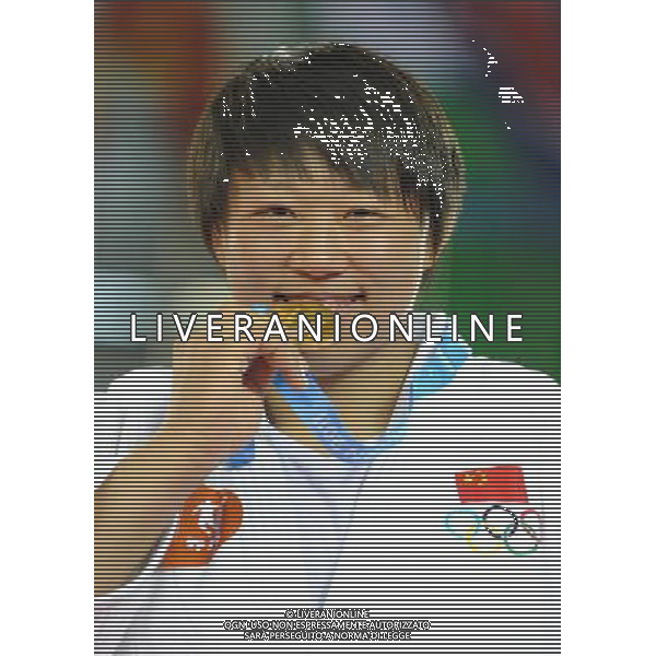 (110813) -- SHENZHEN, Aug. 13, 2011 () -- China\'s Qin Qian kisses the gold medal after winning the women\'s Judo +78 KG final match against South Korea\'s Kim Na Young at the 26th Summer Universiade in Shenzhen, a city of south China\'s Guangdong Province, Aug. 13, 2011. Qin defeated Kim and got the first gold medal of Chinese delegation. (/Liu Dawei)(bxf)
