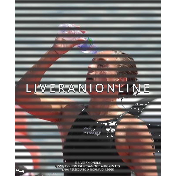 (110813) -- SHENZHEN, Aug. 13, 2011 () -- Rachele Bruni of Italy pours water on her face after winning the women\'s open water 10km swimming at the 26th Summer Universiade in Shenzhen, a city of south China\'s Guangdong Province, Aug. 13, 2011. Rachele Bruni claimed the title of the event with 2 hours 6 minutes and 49.31 seconds. (/Lu Hanxin)(kh)