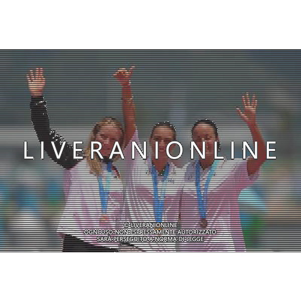 (110813) -- SHENZHEN, Aug. 13, 2011 () -- Gold medalist Rachele Bruni (C) of Italy, silver medalist Nadine Reichert (L) of Geramny and bronze medalist Alice Franco of Italy react during the awarding ceremony for women\'s open water 10km swimming at the 26th Summer Universiade in Shenzhen, a city of south China\'s Guangdong Province, Aug. 13, 2011. Rachele Bruni claimed the title of the event with 2 hours 6 minutes and 49.31 seconds. (/Lu Hanxin)(kh)