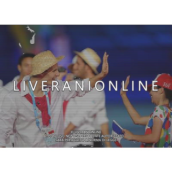 (110812) -- SHENZHEN, Aug. 12, 2011 () -- A member of France\'s delegation gives a high five to a Chinese girl during the opening ceremony of the 26th Summer Universiade in Shenzhen, a city of south China\'s Guangdong Province, on Aug. 12, 2011. (/Liu Dawei)(wx)