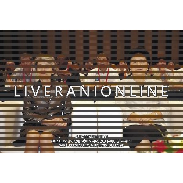 (110813) -- SHENZHEN, Aug. 13, 2011 () -- Chinese State Councilor Liu Yandong (R, front), who is also a member of the Political Bureau of the Communist Party of China Central Committee, and UNESCO Director-General Irina Bokova attend the World University Presidents Forum in Shenzhen, a city of south China\'s Guangdong Province, Aug. 13, 2011. Responding to the 26th Summer Universiade, the World University Presidents Forum started on Saturday with participation of some 200 university presidents from about 100 countries and regions exchanging views on the theme of \'the new mission and talents cultivating in 21st century\'. (/Liang Xu)(lm)