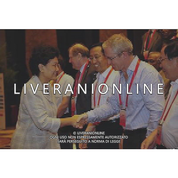 (110813) -- SHENZHEN, Aug. 13, 2011 () -- Chinese State Councilor Liu Yandong (L), who is also a member of the Political Bureau of the Communist Party of China Central Committee, shakes hands with a university president during the World University Presidents Forum in Shenzhen, a city of south China\'s Guangdong Province, Aug. 13, 2011. Responding to the 26th Summer Universiade, the World University Presidents Forum started on Saturday with participation of some 200 university presidents from about 100 countries and regions exchanging views on the theme of \'the new mission and talents cultivating in 21st century\'. (/Liang Xu)(lm)