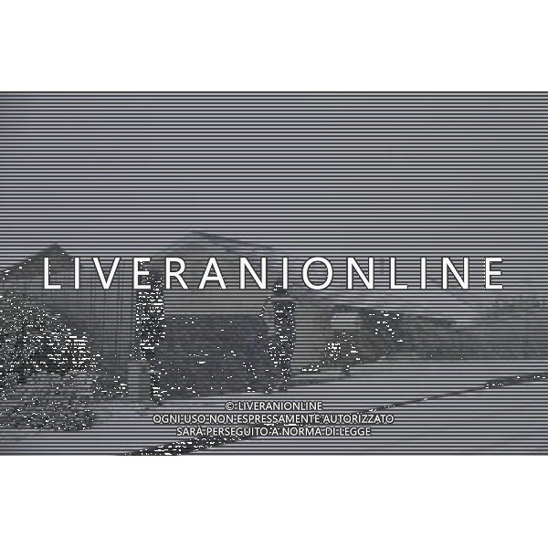 WELLINGTON , Aug. 15, 2011 People walk in snow in the northern suburb of Wellington, capital of New Zealand, on Aug. 14. A heavy snowfall hit Wellington on Sunday. (/Huang Xingwei) (zwx)