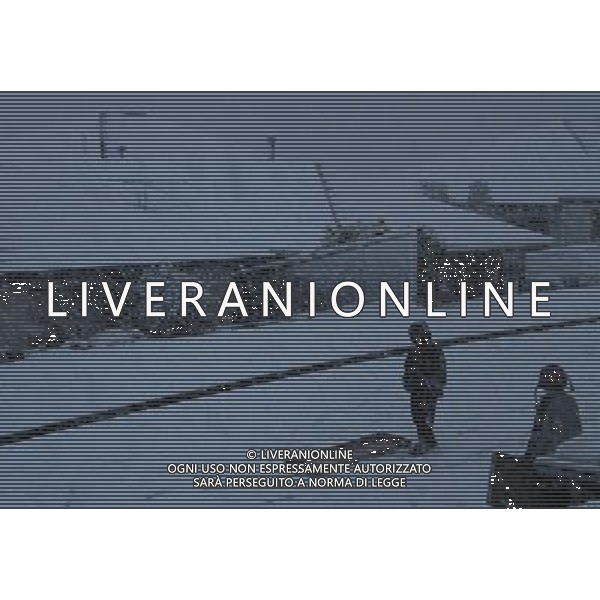 WELLINGTON , Aug. 15, 2011 People walk in snow in the northern suburb of Wellington, capital of New Zealand, on Aug. 14. A heavy snowfall hit Wellington on Sunday. (/Huang Xingwei) (zwx)