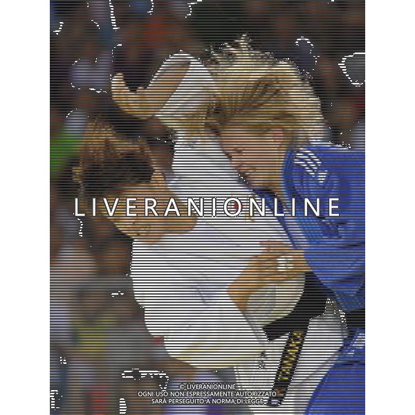 (110814) -- SHENZHEN, Aug. 14, 2011 () -- Esther Stam of the Netherlands (L) fights with Tanaka Miki of Japan during their women\'s Judo 63KG final match at the 26th Summer Universiade in Shenzhen, a city of south China\'s Guangdong Province, Aug. 14, 2011. Esther Stam defeated Tanaka Miki and claimed the gold medal. (/Liu Dawei)
