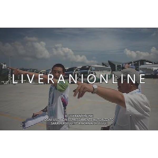 (110814) -- SHENZHEN, Aug. 14, 2011 () -- A security volunteer (L) works outside the Main Media Centre of the 26th Summer Universiade in Shenzhen, a city of south China\'s Guangdong Province, Aug. 14, 2011. (/Li Ming) –¬ª™…Á’’?¨£¨…Ó€/£¨2011ƒÍ8‘¬14»’ £®¥Û‘Àª·°§?‡¿‚æµ£©£®4£©??Œ¬œ¬??ŒÒ¥Û‘Àª· 8‘¬14»’£¨‘/÷˜vOÃÂ÷––ƒ£¨“ªv°8=±£÷æ‘?’?£®?Û£©”Îp§?˜»À‘±‘/µ˜?»?¢Õ??˜=°p›µƒ=µ¡æ°£µ±»’£¨…Ó€/ –?Ó???¯Œ¬¥ÔµO33…„ œ?»£¨??ŒÒ¥Û‘Àª·µƒp§?˜»À‘±‘/¡“»’œ¬»‘æ…–¡«/p§?˜°£ –¬ª™…Áº«’?¿Óv˜…„