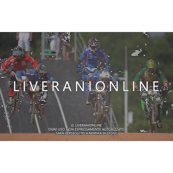 (110814) -- SHENZHEN, Aug. 14, 2011 () -- Kleshchenko Evgeniy (2nd R) of Russia competes during the men\'s BMX individual race at the 26th Summer Universiade in Shenzhen, a city of south China\'s Guangdong Province, Aug. 14, 2011. Kleshchenko Evgeniy won the gold medal. (/Li Ga) (bxf)