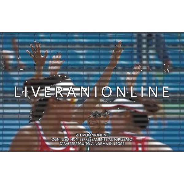 (110814) -- SHENZHEN, Aug. 14, 2011 () -- Brazil\'s Daniel Marcela (2nd L) and Madeira Luana celebrate for score during the women\'s beach volleyball preliminary match against China\'s Jin Jieqiong and Miu Chen at the 26th Summer Universiade in Shenzhen, a city of south China\'s Guangdong Province, Aug. 14, 2011. Madeira and Daniel won 2-1. (/Liao Yujie)(bxf)