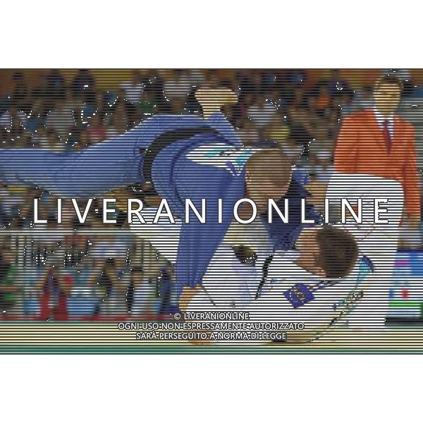 (110813) -- SHENZHEN, Aug. 13, 2011 () -- Magomed Nazhmudinov (L) of Russia and Mathieu Thorel of France compete during the men\'s +100kg judo bronze medal match at the 26th Summer Universiade in Shenzhen, a city of south China\'s Guangdong Province, Aug. 13, 2011. Mathieu Thorel defeated Magomed Nazhmudinov to win the bronze medal. (/Liu Dawei)(lm)