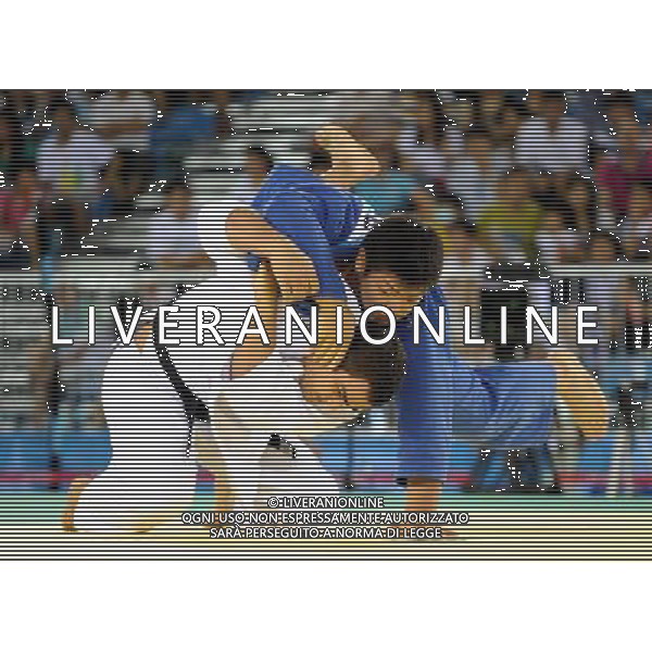 (110813) -- SHENZHEN, Aug. 13, 2011 () -- Takeshi Ojitani (R) of Japan and David Silva of Brazil compete during the men\'s +100kg judo bronze medal match at the 26th Summer Universiade in Shenzhen, a city of south China\'s Guangdong Province, Aug. 13, 2011. Takeshi Ojitani defeated David Silva to win the bronze medal. (/Liu Dawei)(lm)