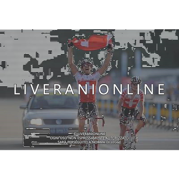 (110813) -- SHENZHEN, Aug. 13, 2011 () -- Bernhard Oberholzer (L) of Switzerland celebrates as his teammate Patrick Schelling smiles after the men\'s 160km cycling road race at the 26th Summer Universiade in Shenzhen, a city of south China\'s Guangdong Province, Aug. 13, 2011. Bernhard Oberholzer claimed the champion with 3 hours 50 minutes and 22 seconds. Patrick Schelling won the silver of the event. (/Li Ga)(lm)