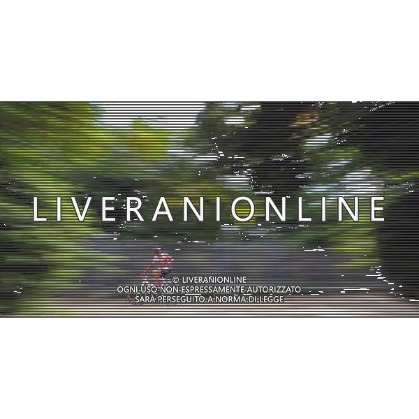 (110813) -- SHENZHEN, Aug. 13, 2011 () -- Bernhard Oberholzer of Switzerland watches back as he competes during the men\'s 160km cycling road race at the 26th Summer Universiade in Shenzhen, a city of south China\'s Guangdong Province, Aug. 13, 2011. Bernhard Oberholzer claimed the champion with 3 hours 50 minutes and 22 seconds. (/Li Ga)(lm)