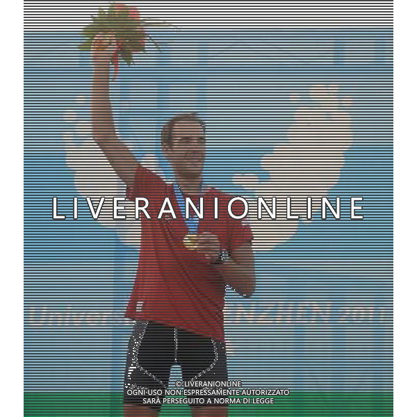 (110813) -- SHENZHEN, Aug. 13, 2011 () -- Bernhard Oberholzer of Switzerland reacts during the awarding ceremony of men\'s 160km cycling road race at the 26th Summer Universiade in Shenzhen, a city of south China\'s Guangdong Province, Aug. 13, 2011. Bernhard Oberholzer claimed the champion with 3 hours 50 minutes and 22 seconds. (/Li Ga)(lm)